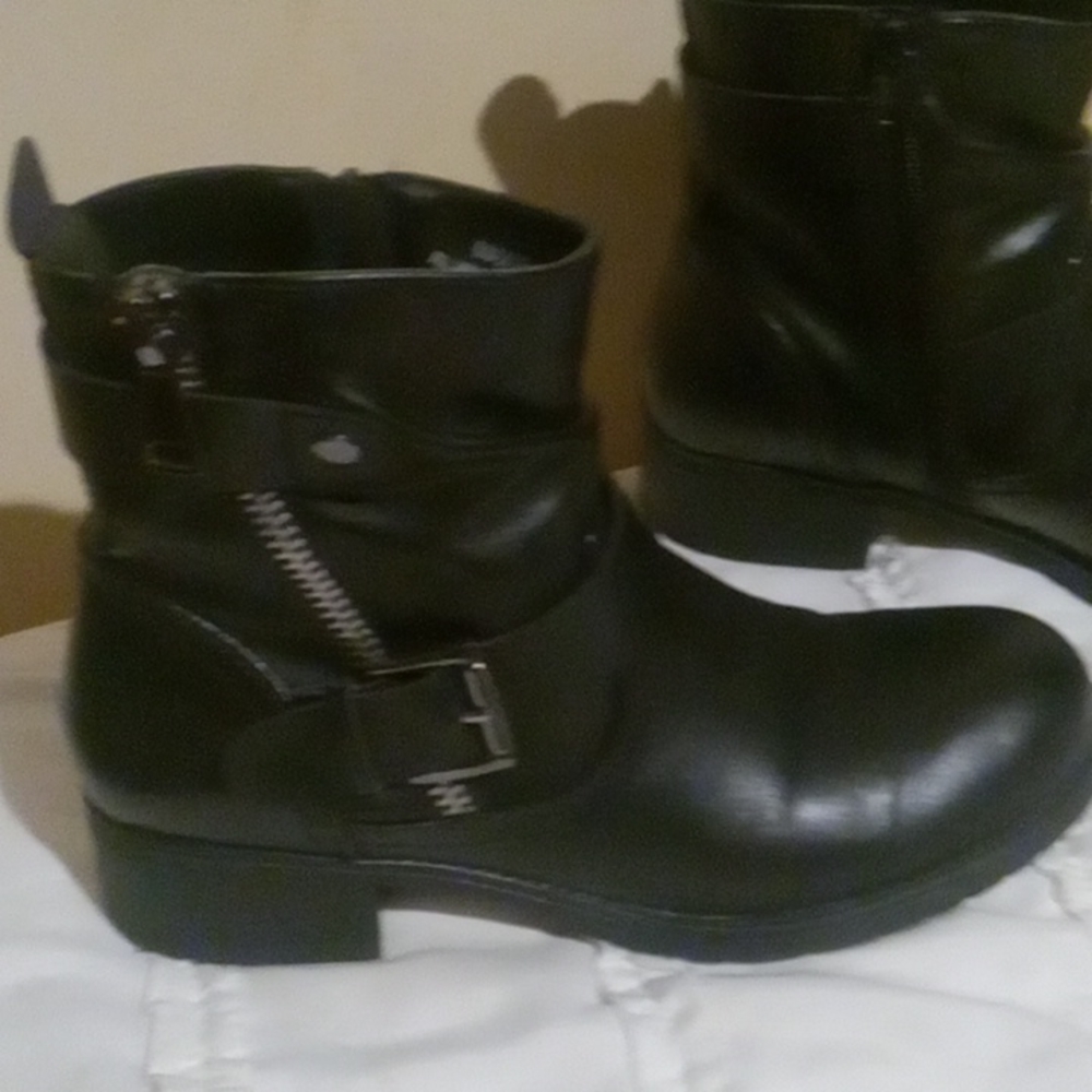 Black size 8.5 boots